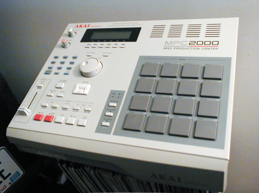 MPC2000のパッドは右側にある